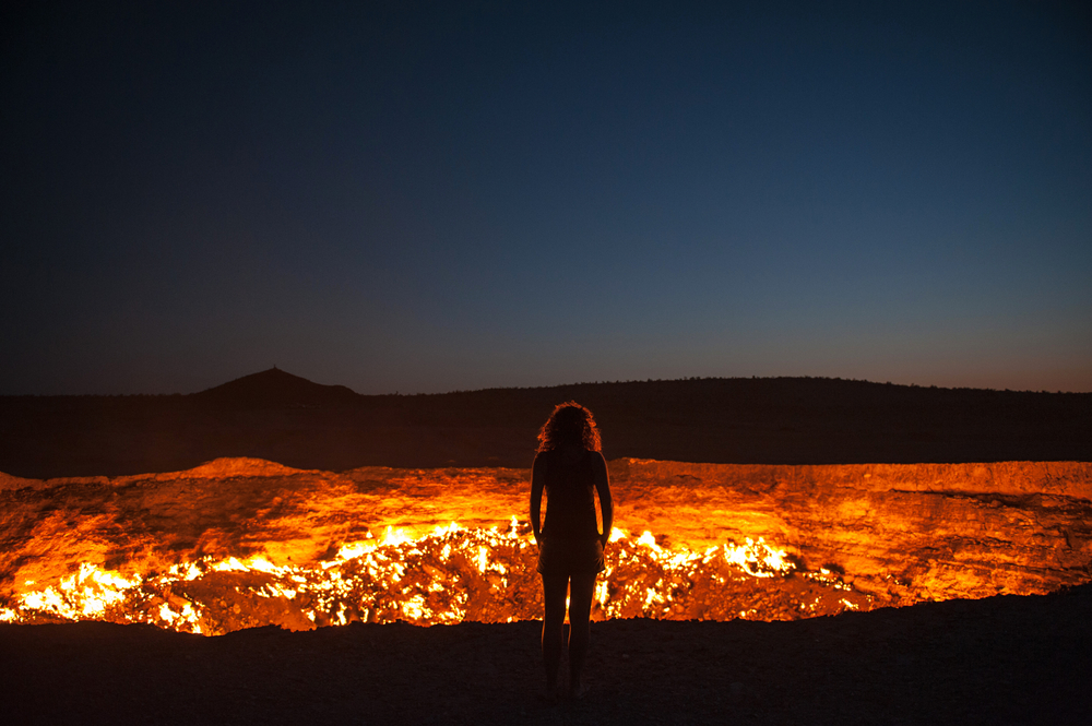 Nocą krater już z daleka rozświetla pustynię Kara Kum